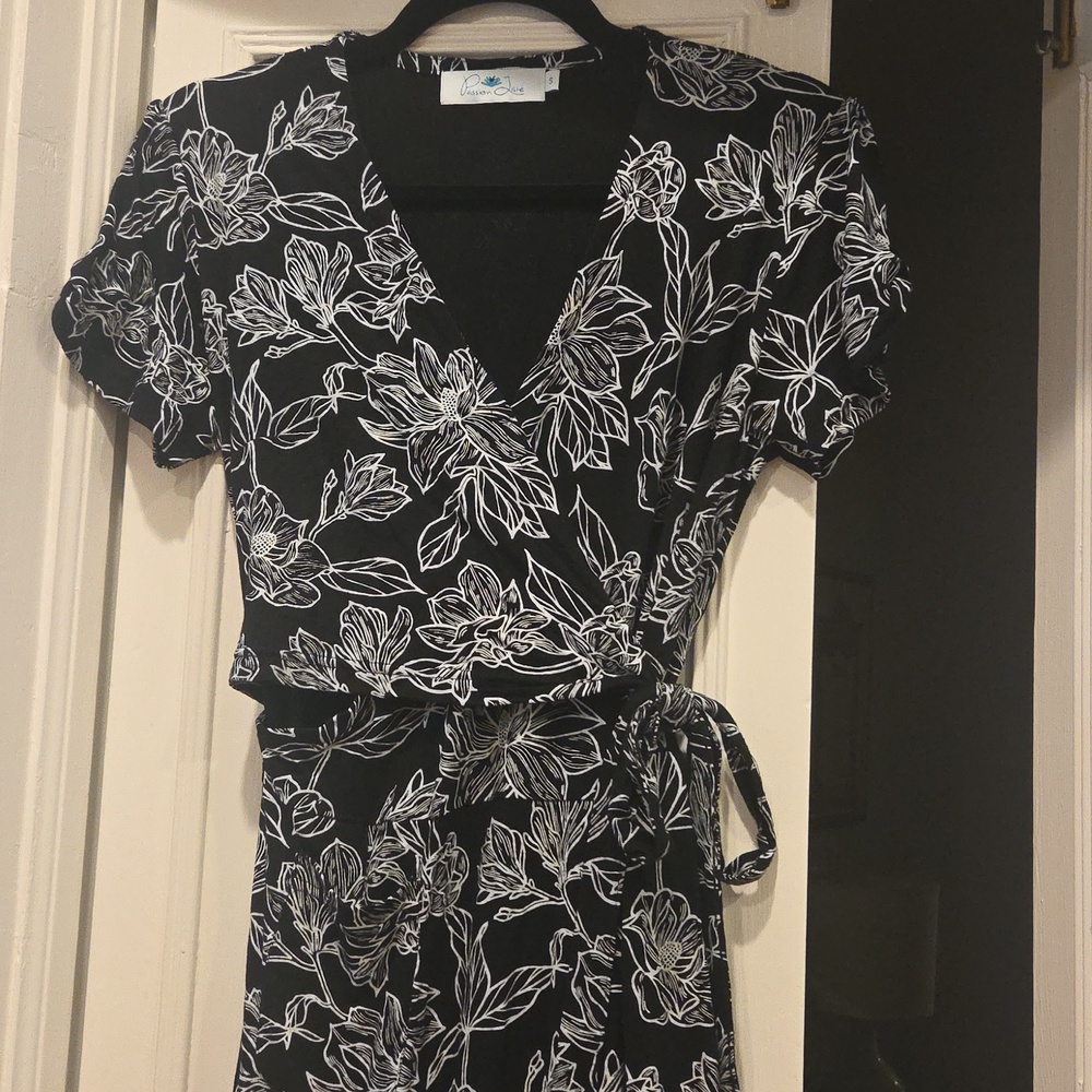 Beautiful, Sustainable, Maxi Wrap Dress In A Black/White Floral Pattern. Size S - Picture 3 of 13